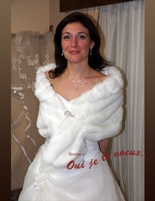 Robe de mariée Voir en boutique, Boléro en fausse fourrure